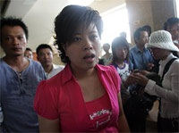 Khách hàng “bao vây” FPT Mobile đòi khuyến mãi - 2 Khách hàng “bao vây” FPT Mobile đòi khuyến mãi - 2