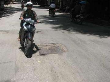 Hố ga - những cái “bẫy” trên đường phố - 8 Hố ga - những cái “bẫy” trên đường phố - 8