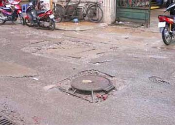 Hố ga - những cái “bẫy” trên đường phố - 1 Hố ga - những cái “bẫy” trên đường phố - 1