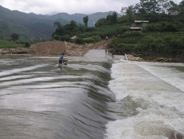 Một trường tiểu học bị xóa sổ sau mưa lũ - 1