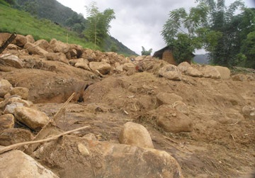 Một trường tiểu học bị xóa sổ sau mưa lũ - 2