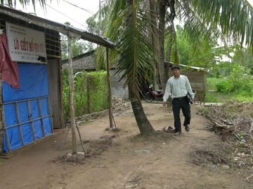 Chủ lò mổ giải quyết ô nhiễm bằng… rào đường - 1