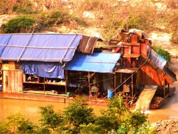 Phó Chủ tịch HĐND xã bị chém vì…”tố” khai thác vàng - 1 Phó Chủ tịch HĐND xã bị chém vì…”tố” khai thác vàng - 1