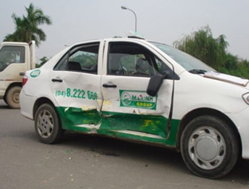 Hà Nội: Hai taxi đâm nhau ở Mỹ Đình - 1