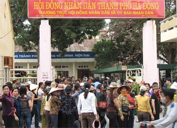 Tiểu thương bãi thị vì bị “đấy” khỏi chợ mới - 1 Tiểu thương bãi thị vì bị “đấy” khỏi chợ mới - 1