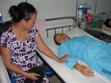 Hai mẹ con bị chồng, cha bạo hành dã man  - 1