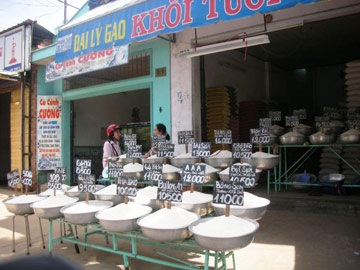 Các đại lý lao đao vì gạo vỉa hè giá rẻ - 1 Các đại lý lao đao vì gạo vỉa hè giá rẻ - 1