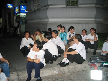 Cháy tại tòa nhà 33 tầng, hàng ngàn người hỗn loạn - 1