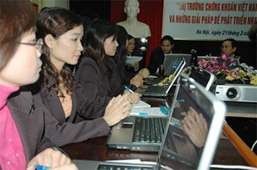 Chủ tịch UBCKNN đối thoại trực tuyến - 2