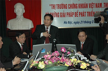 Chủ tịch UBCKNN đối thoại trực tuyến - 3