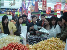 Sức mua hàng Tết tại các siêu thị tăng mạnh - 1 Sức mua hàng Tết tại các siêu thị tăng mạnh - 1