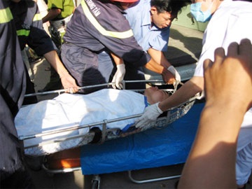 Sập nhà kinh hoàng, 6 người được cứu thoát - 1 Sập nhà kinh hoàng, 6 người được cứu thoát - 1