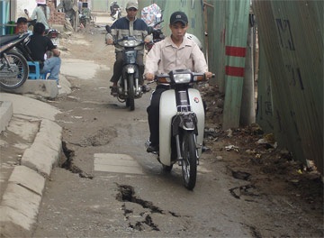 Tường nứt, đường lún vì hầm bộ hành Ngã Tư Sở - 1