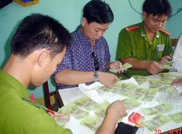 Đà Nẵng: Bắt vụ lưu hành 70 triệu đồng tiền polymer giả - 1 Đà Nẵng: Bắt vụ lưu hành 70 triệu đồng tiền polymer giả - 1