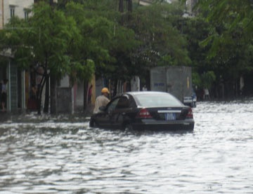 Hà Nội lại ngập và tắc vì mưa to - 1