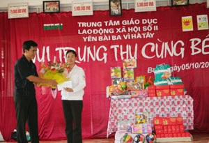 Thăm và tặng quà Trung thu cho trẻ em bị nhiễm HIV - 1