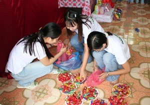 Thăm và tặng quà Trung thu cho trẻ em bị nhiễm HIV - 2