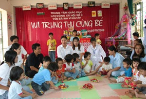 Thăm và tặng quà Trung thu cho trẻ em bị nhiễm HIV - 3