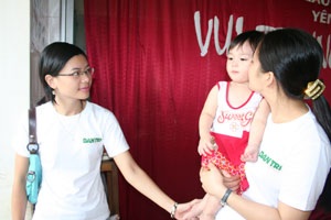 Thăm và tặng quà Trung thu cho trẻ em bị nhiễm HIV - 6