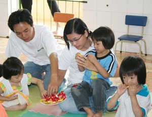 Thăm và tặng quà Trung thu cho trẻ em bị nhiễm HIV - 4