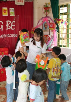 Thăm và tặng quà Trung thu cho trẻ em bị nhiễm HIV - 5