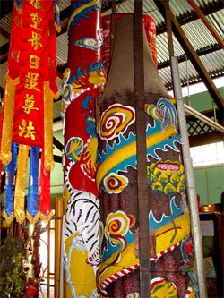 Bí ẩn người tạo ra những cặp nến tuổi thọ trăm năm - 2 Bí ẩn người tạo ra những cặp nến tuổi thọ trăm năm - 2
