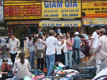 Tất niên đổ xô đi mua đồ giảm giá - 1