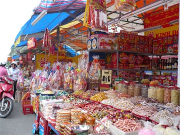 Hàng tết vừa bán vừa lo mất trộm - 1