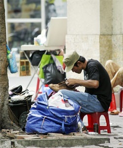 “Tất bật” ngay từ chiều mồng 1 tết - 1