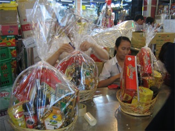 Giỏ quà tết ồ ạt “xuống đường” - 2