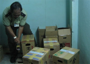 Lại phát hiện hơn 700 chai rượu ngoại nhập lậu - 1 Lại phát hiện hơn 700 chai rượu ngoại nhập lậu - 1