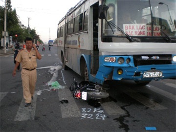 Ô tô va chạm xe máy, 1 người chết tại chỗ - 1