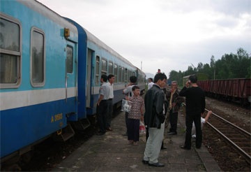 Tàu trật đường ray, hàng ngàn hành khách mắc kẹt - 1 Tàu trật đường ray, hàng ngàn hành khách mắc kẹt - 1