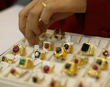 Giá vàng tăng tiếp 10.000 đồng/chỉ, USD giảm nhẹ - 1