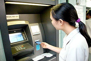 600 người xếp hàng chờ hoàn tiền ATM "hụt két" - 1 600 người xếp hàng chờ hoàn tiền ATM "hụt két" - 1