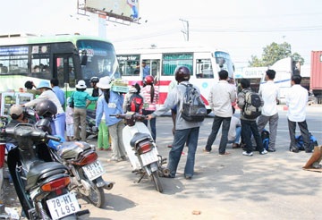 Bến cóc, xe dù như “nấm mọc sau mưa” - 1