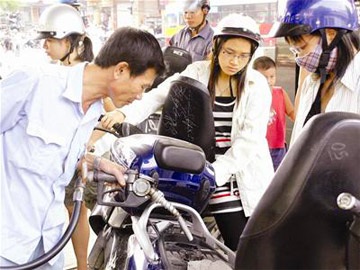 Thêm “sức ép” tăng giá xăng dầu - 1