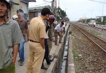 Xe máy băng qua đường sắt, một người tử nạn - 1 Xe máy băng qua đường sắt, một người tử nạn - 1