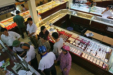 Giá vàng lập kỷ lục với 1,975 triệu đồng/chỉ - 1 Giá vàng lập kỷ lục với 1,975 triệu đồng/chỉ - 1