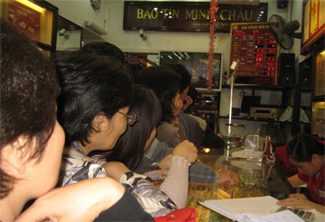 Dân đổ xô bán vàng, doanh nghiệp “hết tiền” thu mua - 1