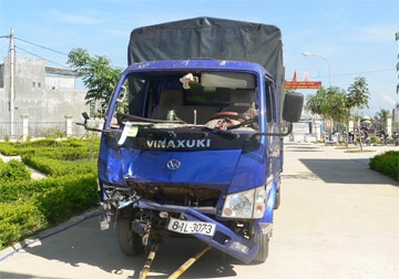 Ô tô đâm xe máy, 3 người thiệt mạng - 1 Ô tô đâm xe máy, 3 người thiệt mạng - 1
