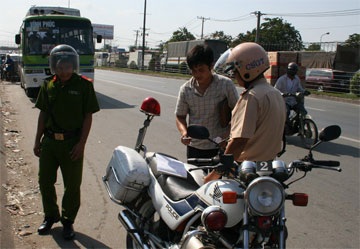 Bến cóc, xe dù như “nấm mọc sau mưa” - 2