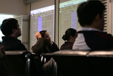 Vn-Index đầu tuần mất đến gần 7 điểm - 1