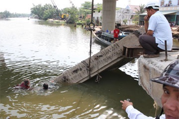 Trục vớt thành công dầm cầu chợ Đệm bị gãy - 1 Trục vớt thành công dầm cầu chợ Đệm bị gãy - 1