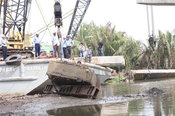 Trục vớt thành công dầm cầu chợ Đệm bị gãy - 3 Trục vớt thành công dầm cầu chợ Đệm bị gãy - 3