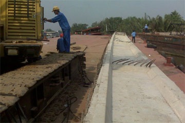 Trục vớt thành công dầm cầu chợ Đệm bị gãy - 5 Trục vớt thành công dầm cầu chợ Đệm bị gãy - 5