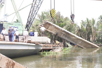 Trục vớt thành công dầm cầu chợ Đệm bị gãy - 6 Trục vớt thành công dầm cầu chợ Đệm bị gãy - 6
