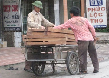 Gỗ Đồng Kỵ “suy thoái” cùng kinh tế - 1 Gỗ Đồng Kỵ “suy thoái” cùng kinh tế - 1