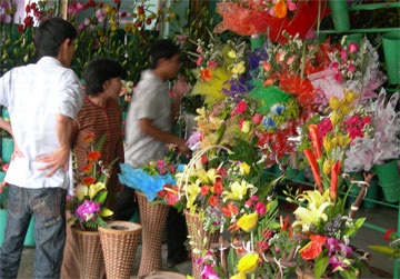 Quà tặng đơn điệu, “quý ông” chọn hoa cho ngày 8/3 - 1 Quà tặng đơn điệu, “quý ông” chọn hoa cho ngày 8/3 - 1