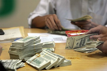 Giá USD tự do “vọt” lên 18.000 VND - 1 Giá USD tự do “vọt” lên 18.000 VND - 1